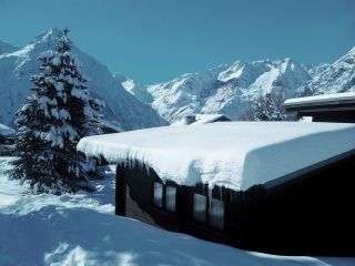 Façade du chalet Preneleyre et terrasse plein sud